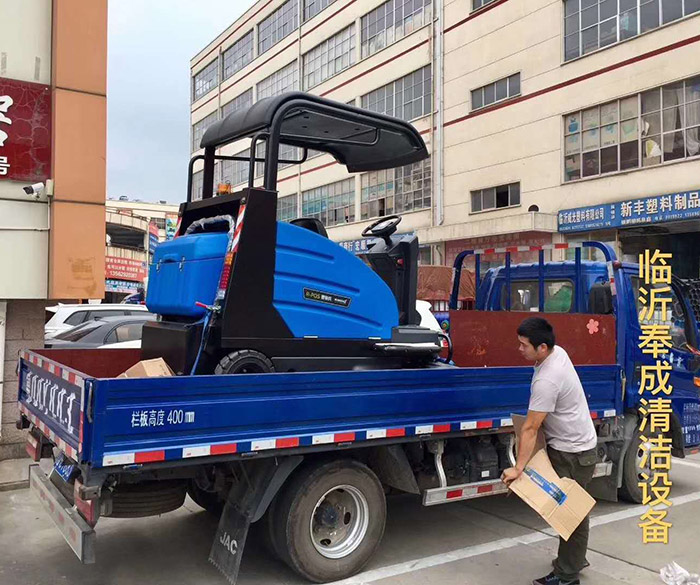 日鋼掃地機發(fā)貨交機